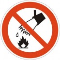 Знак безопасности P04 Запрещается тушить водой (плёнка, 200х200)